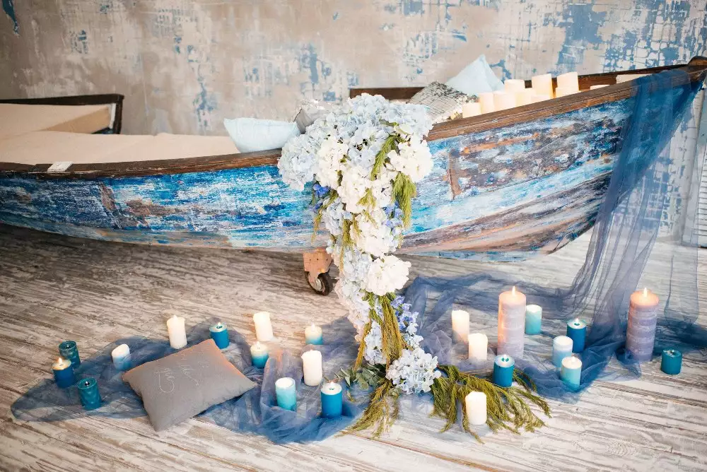 Декоративная лодка с синими и голубыми свечами