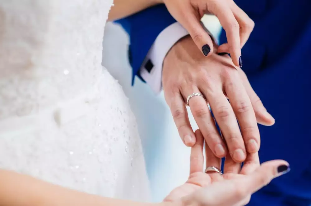 Обручальное кольцо на женихе