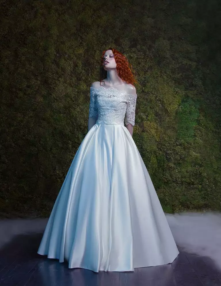 Чудесное атласное свадебное платье из атласа с поясом