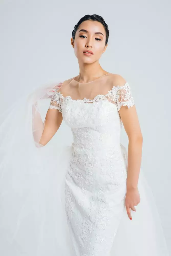 Чудесное свадебное платье силуэта русалка, крупный план