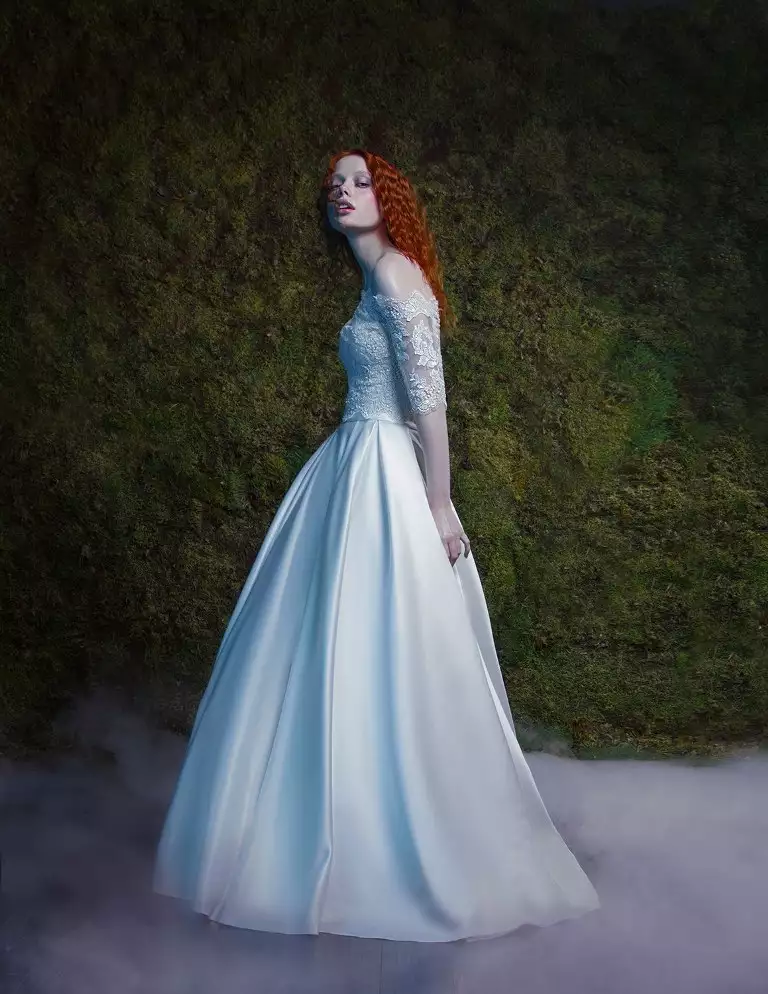 Чудесное атласное свадебное платье из атласа с поясом, вид сзади