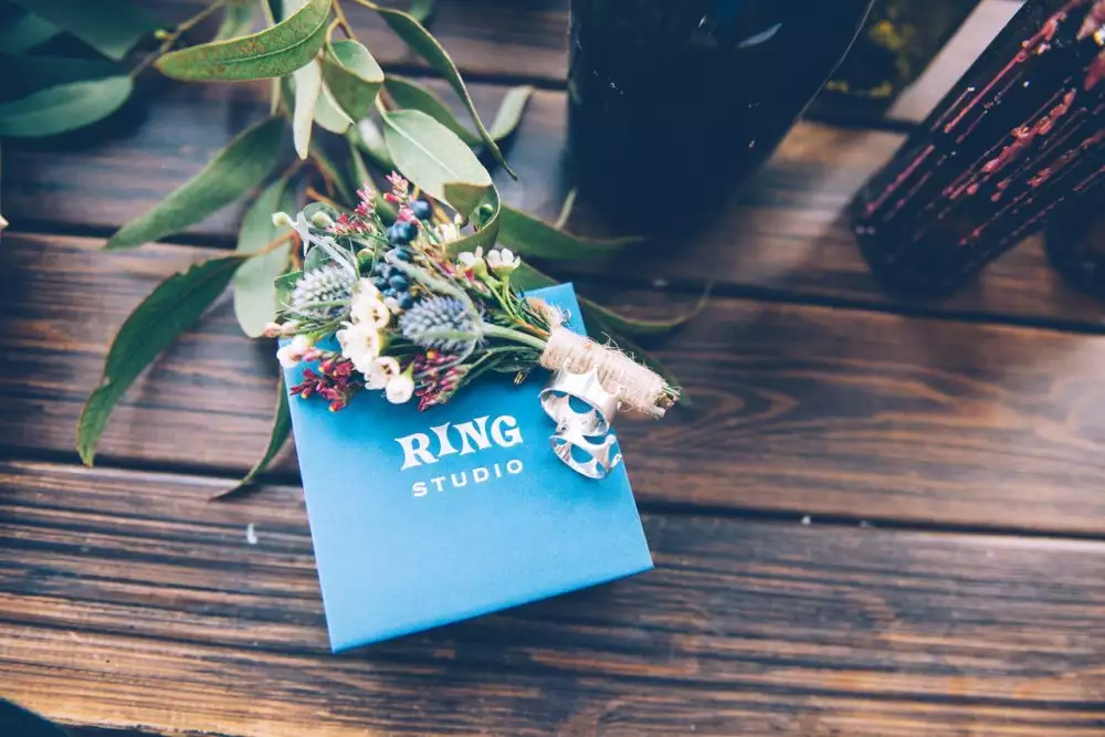 Кольца на красивой синей коробочке с цветами