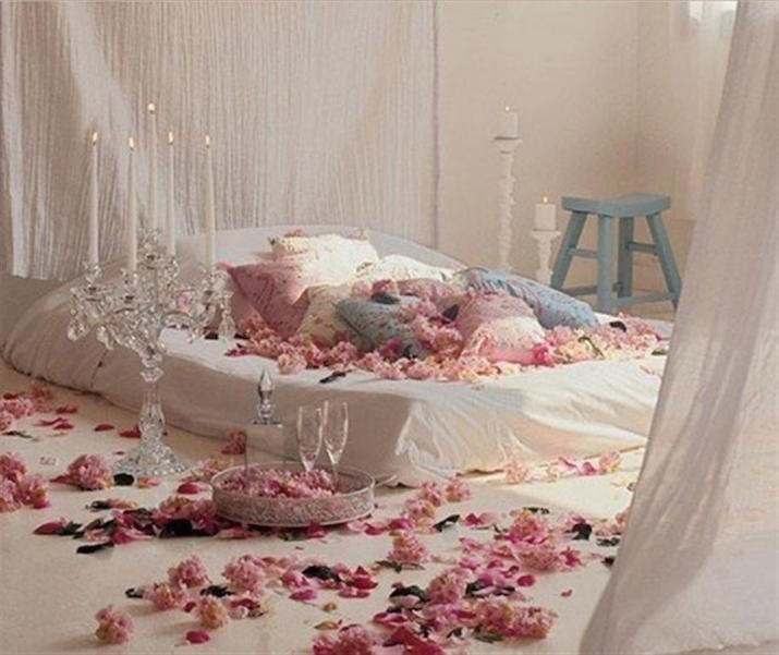 Украшение спальни для первой брачной ночи