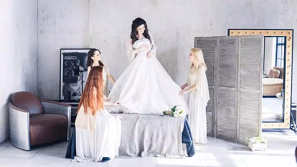 Невеста показывает свое свадебное платье