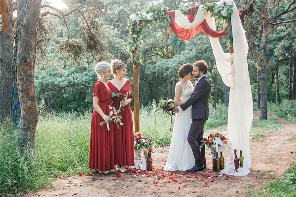 Церемония бракосочетания и подружки невесты под алтарем в лесу. Фото 5