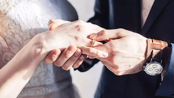 Нежное золотое кольцо на пальце невесты