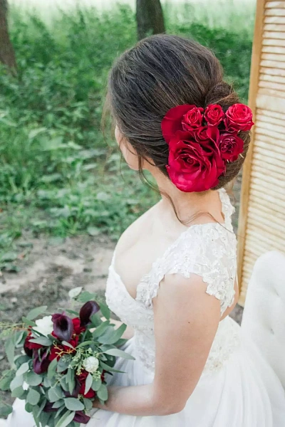 Оформление прически невесты цветами. Фото 3