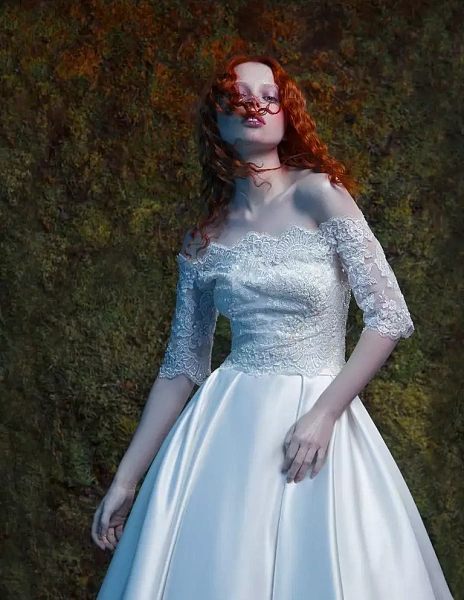 Чудесное атласное свадебное платье из атласа с поясом и кружевом
