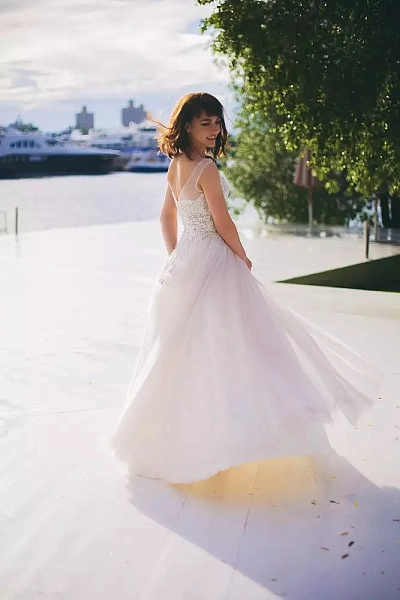 Свадебное платье с красивой летящей юбкой