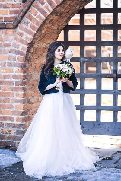 Фотосессия невесты на фоне прекрасных ворот