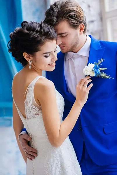 Костюм жениха в синем цвете с бутоньеркой