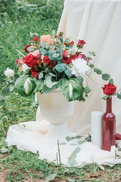 Букет цветов в вазе при выездной регистрации