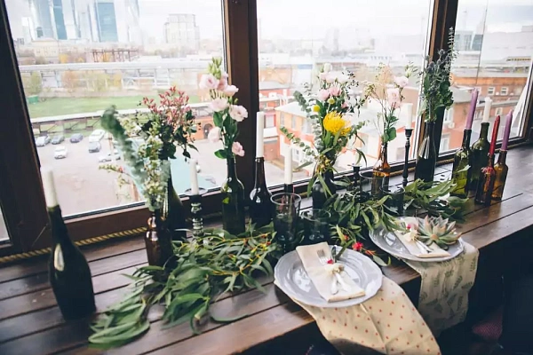 Свадебный стол для молодоженов с множеством цветов