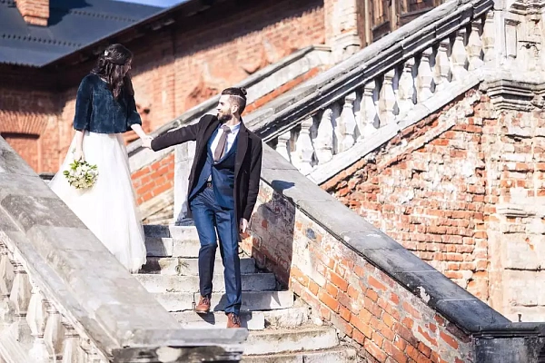 Жених и невеста на роскошной лестнице