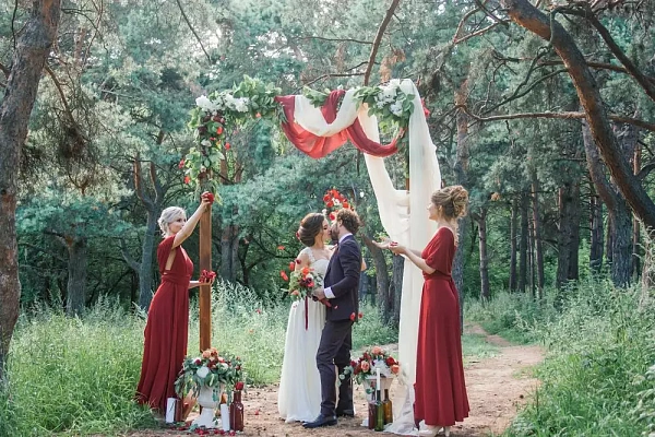 Подружки невесты с молодоженами у алтаря в лесу. Фото 4