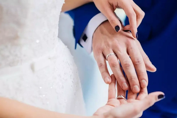 Обручальное кольцо на женихе