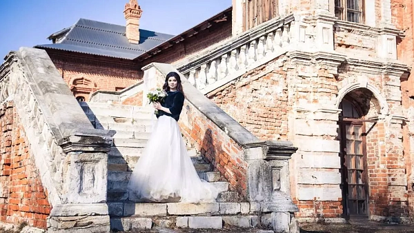 Невеста на прекрасной старинной лестнице