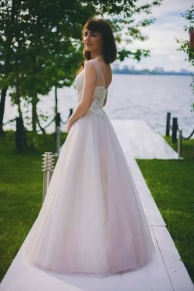 Роскошное свадебное платье с пышной шифоновой юбкой, вид сзади