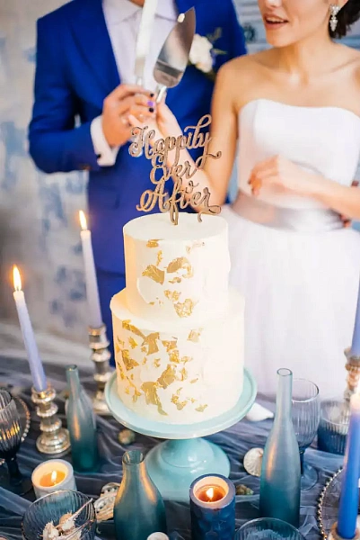 Свадебный торт цвета айвори. Крупный план