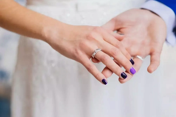 Обручальное кольцо на ручке невесты