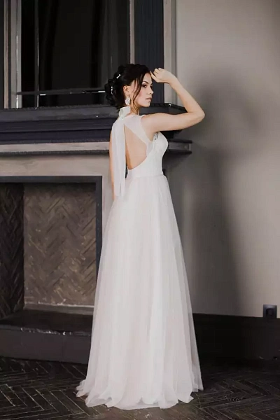 Легкое свадебное платье из шифона, вид сзади