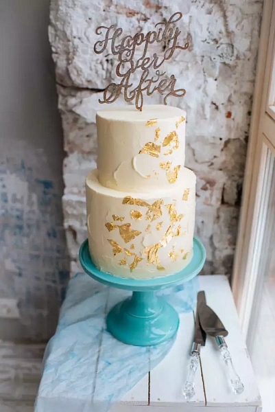 Свадебный торт цвета айвори с надписью