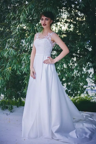 Свадебное платье с открытым верхом украшенным цветочной аппликацией