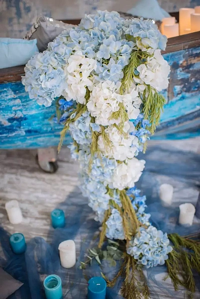 Декорация свадьбы сине-белыми цветами